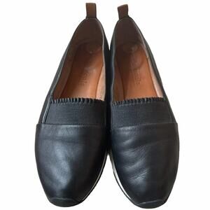 Kenneth Cole Liana‎ RuffleBlack Leather Flats Women's size 8.5